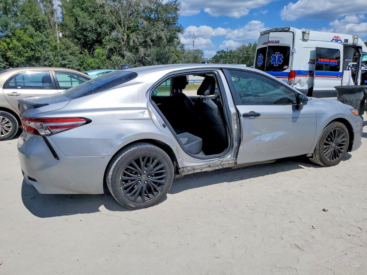 2019 Toyota Camry Se - Image 3
