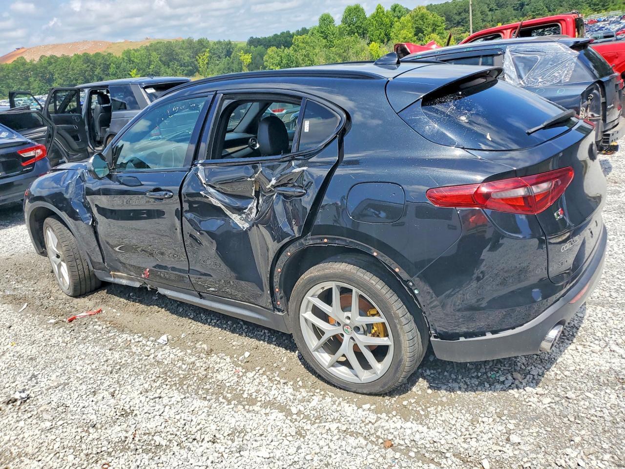 2018 Alfa Romeo Stelvio Ti Sport - Image 2