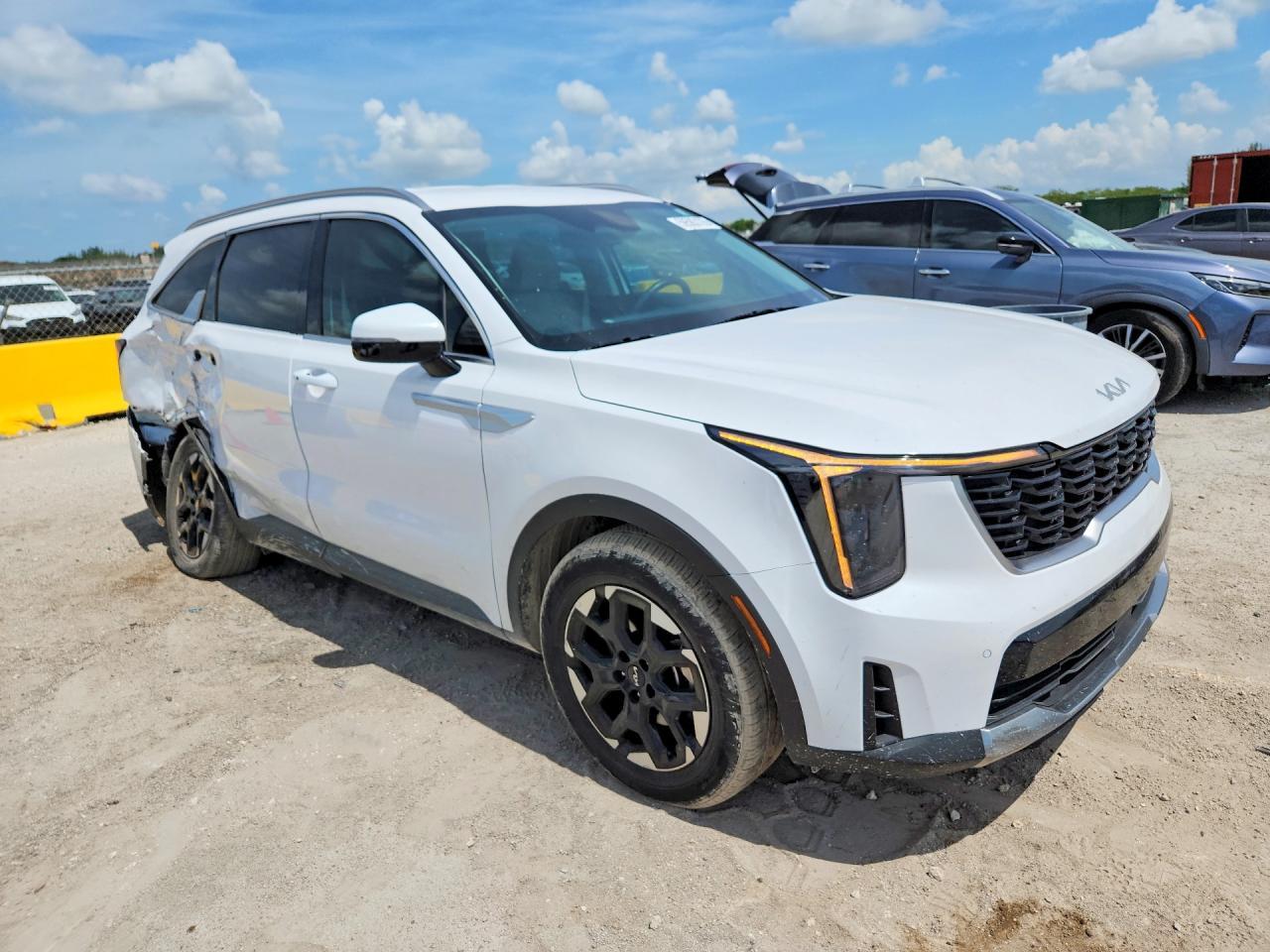2025 Kia Sorento S - Image 4