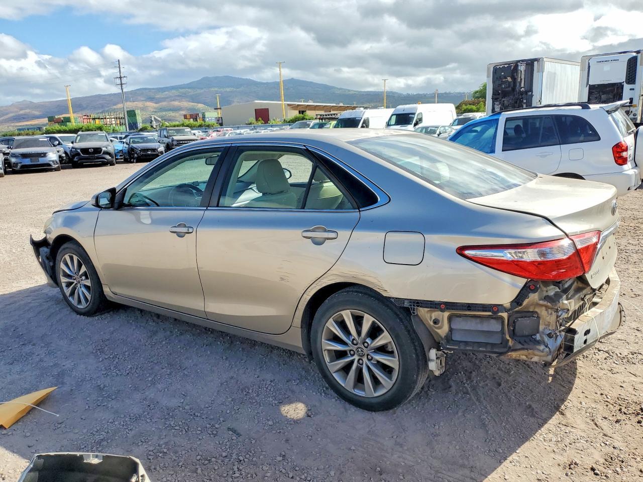 2016 Toyota Camry Le - Фото 2
