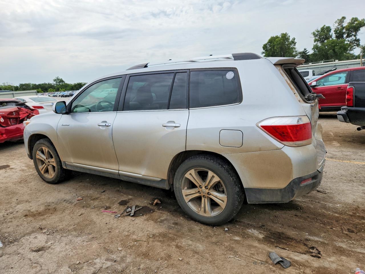 2011 Toyota Highlander - Image 2