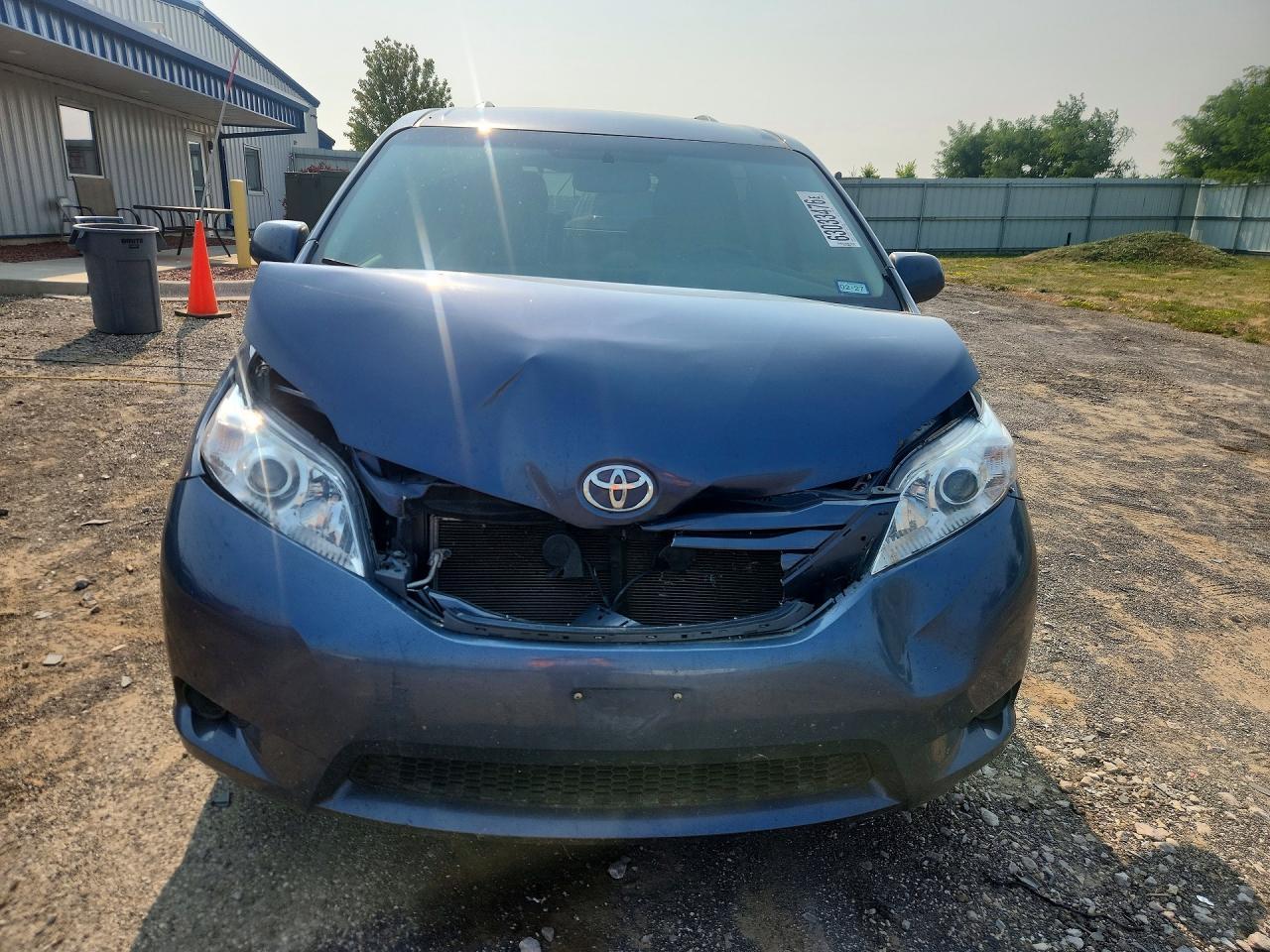2015 Toyota Sienna Le - Image 5