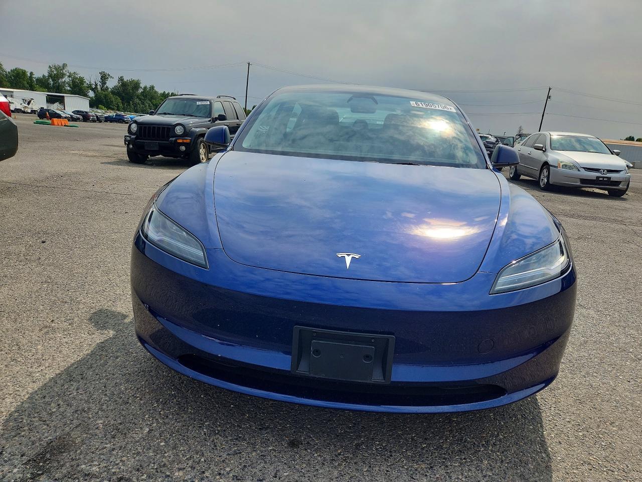 2025 Tesla Model 3 - Фото 5