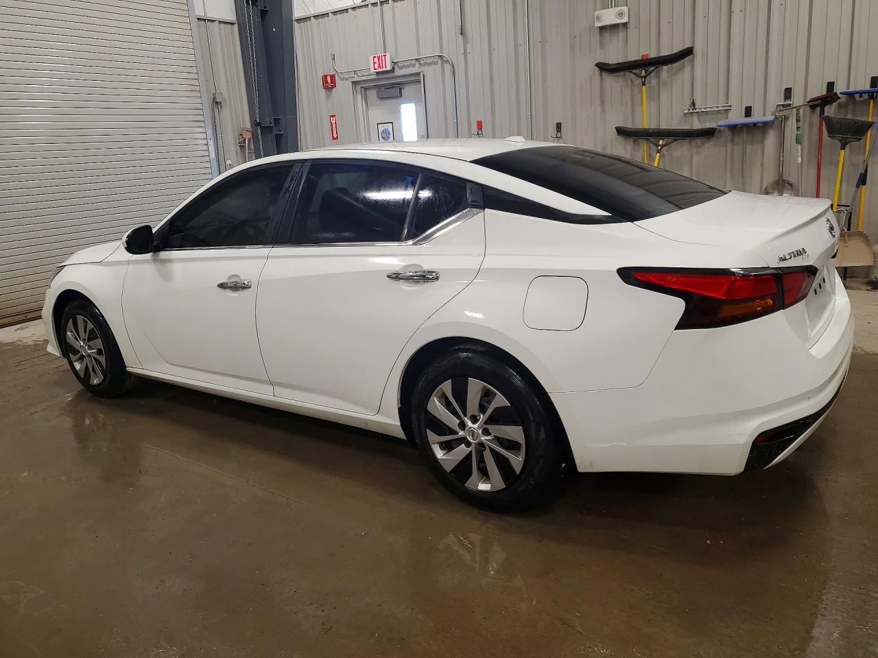 2019 Nissan Altima S - Фото 2