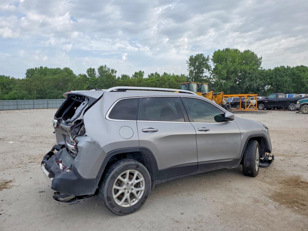 2017 Jeep Cherokee Latitude - Image 3