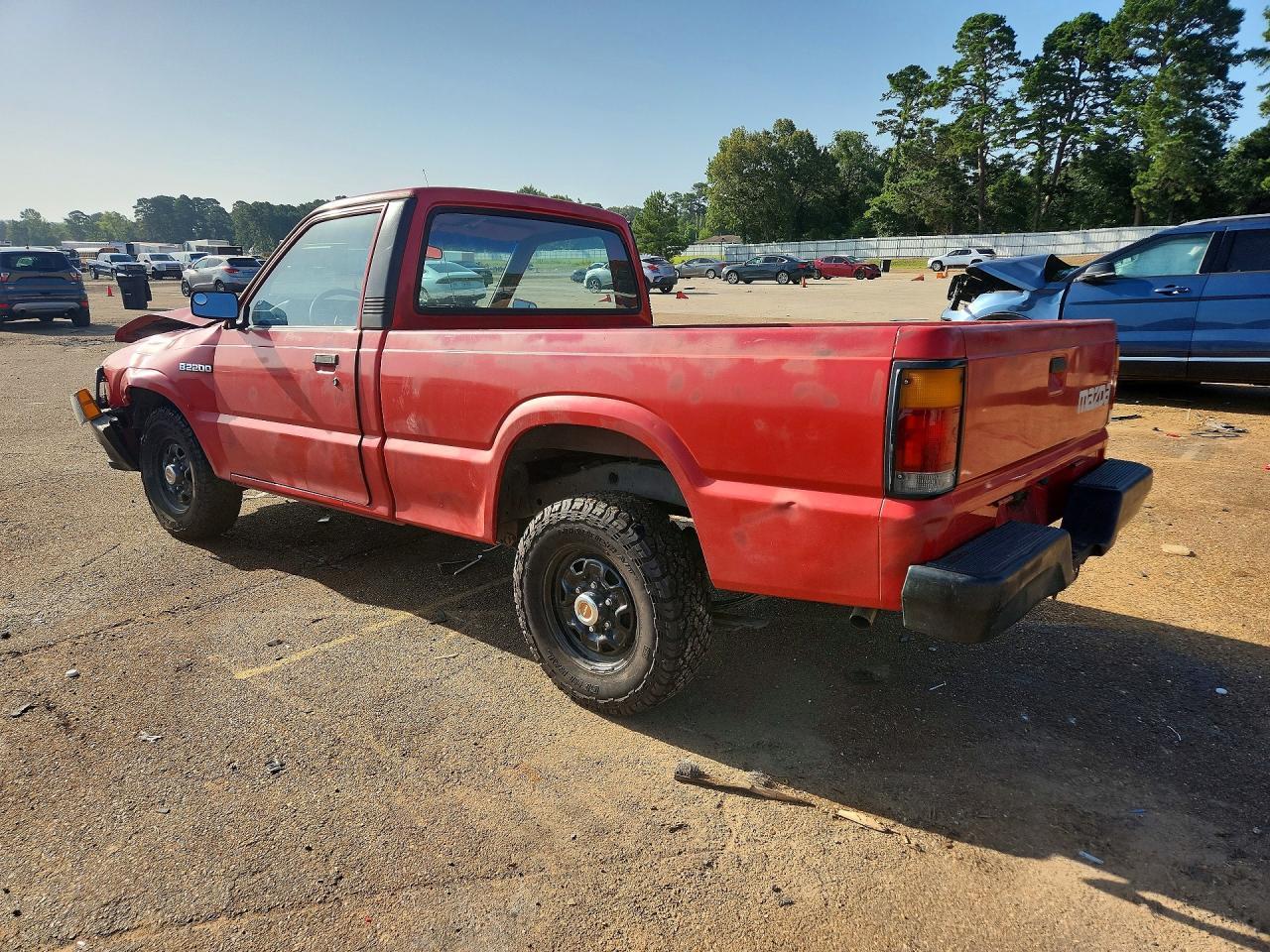 1990 Mazda B2200 Short Bed - Фото 2