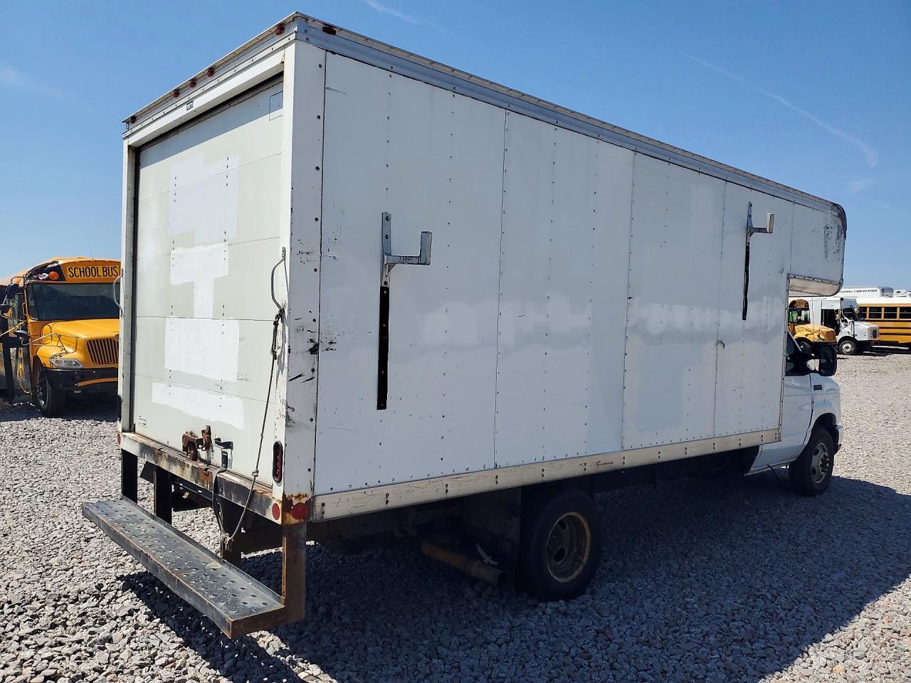 2021 Ford E450 Box Truck - Фото 3