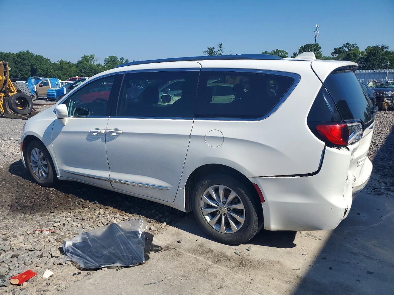 2018 Chrysler Pacifica Touring L - Фото 2