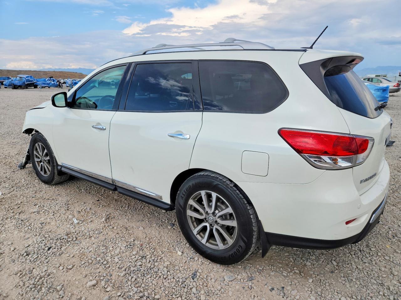 2015 Nissan Pathfinder S - Image 2