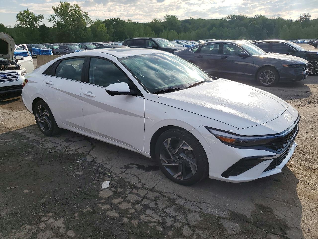 2024 Hyundai Elantra Limited - Image 4