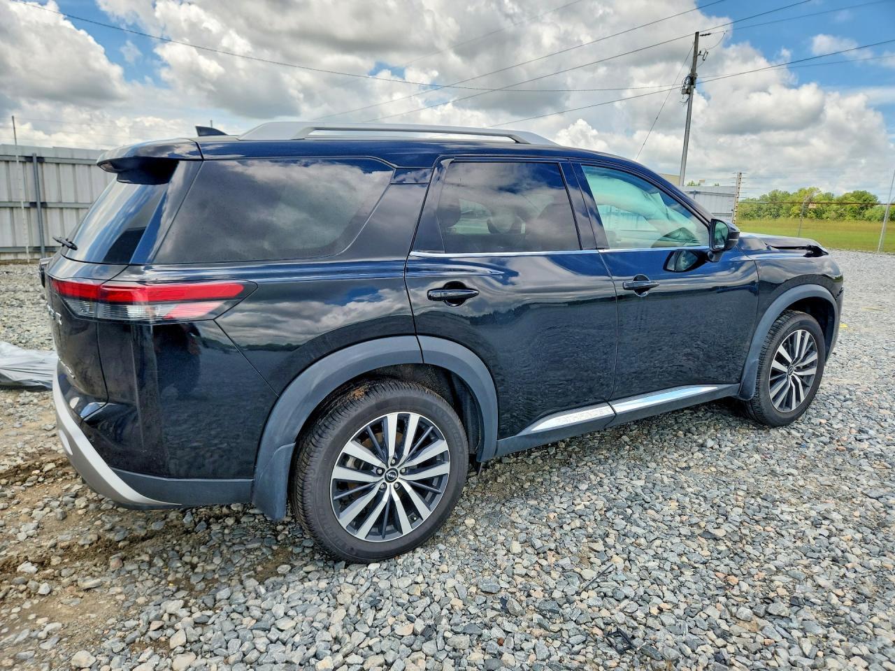 2022 Nissan Pathfinder Platinum - Image 3