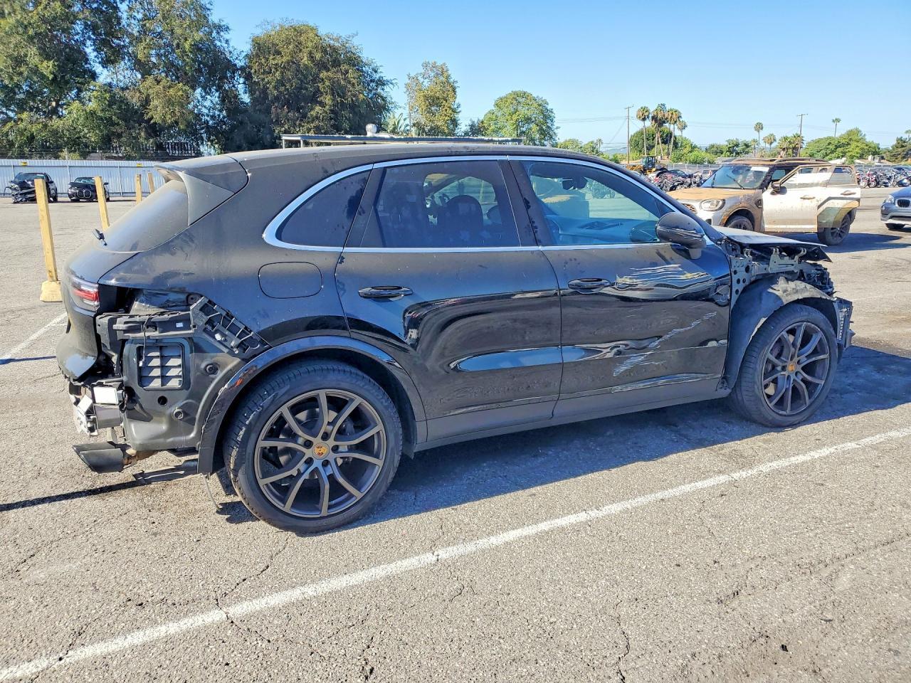 2023 Porsche Cayenne Base/Platinum Edition - Image 3
