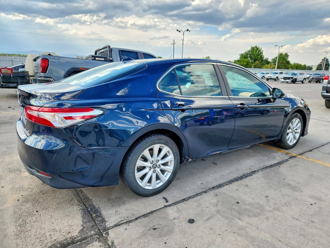 2020 Toyota Camry Le - Фото 3