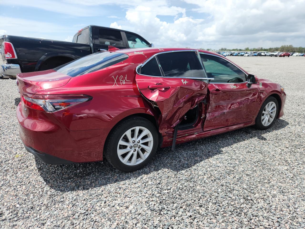 2022 Toyota Camry Le - Фото 3