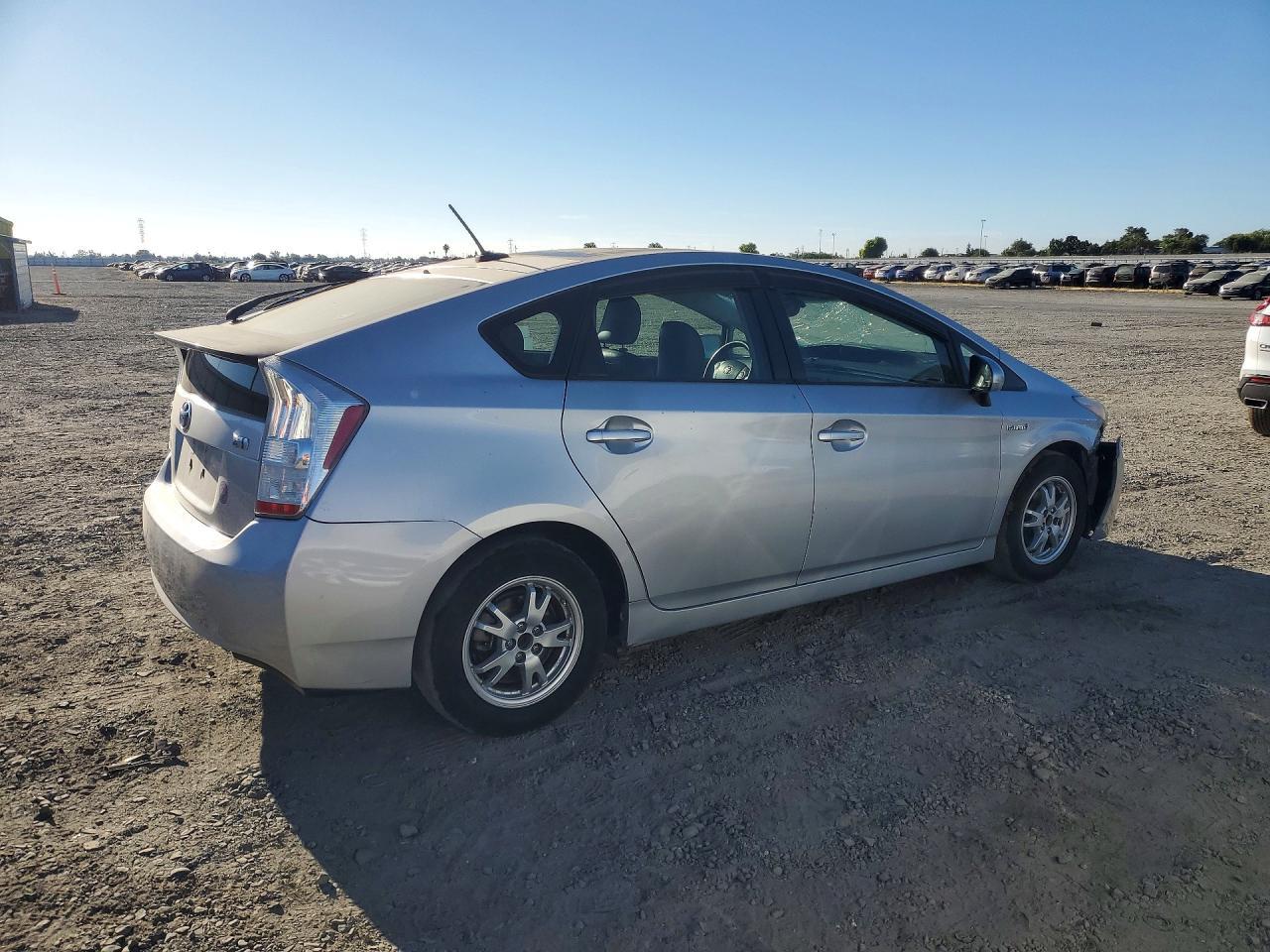 2011 Toyota Prius Four - Фото 3