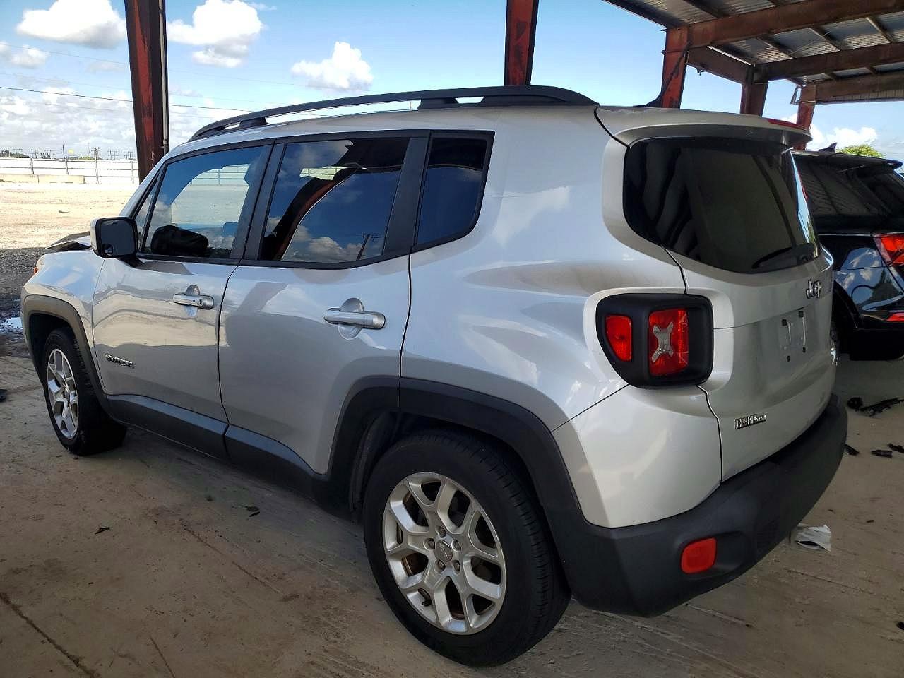 2017 Jeep Renegade Latitude - Image 2