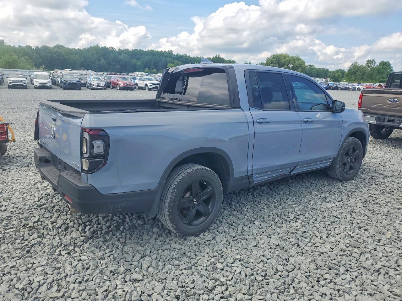 2023 Honda Ridgeline Black Edition - Image 3