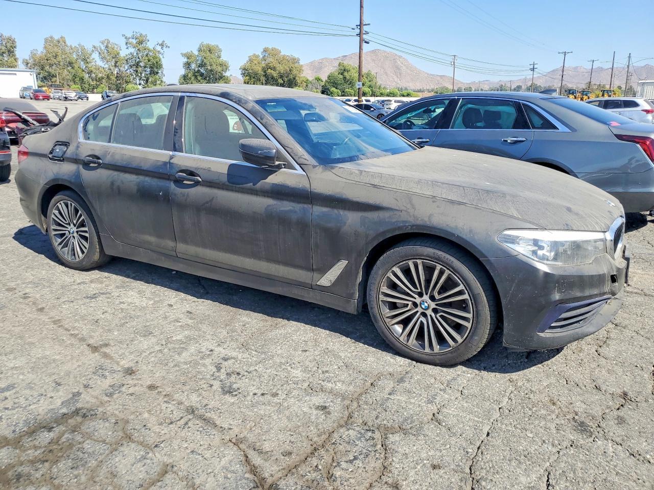 2020 BMW 530E - Фото 4