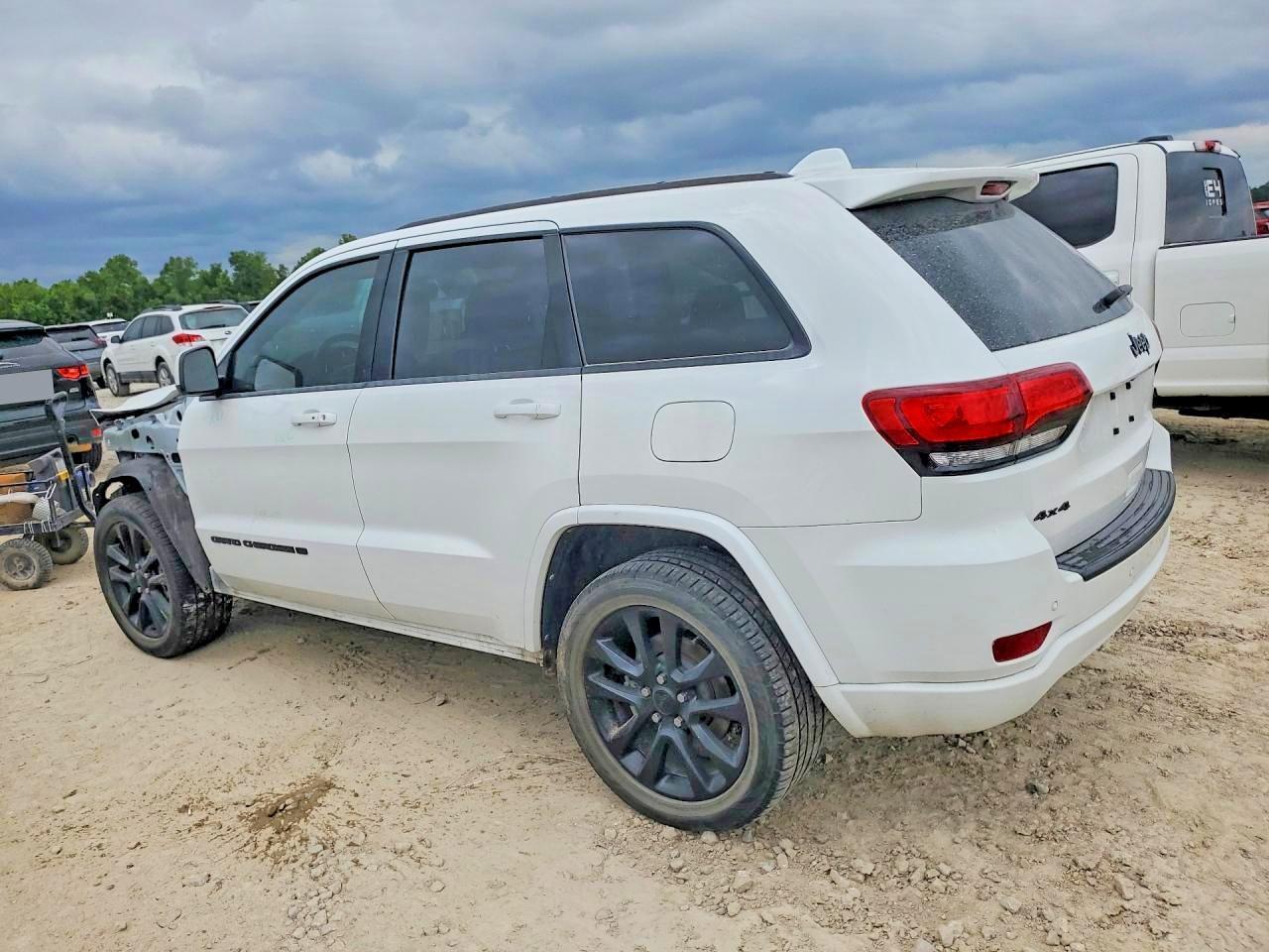 2022 Jeep Grand Cherokee Laredo E - Фото 2