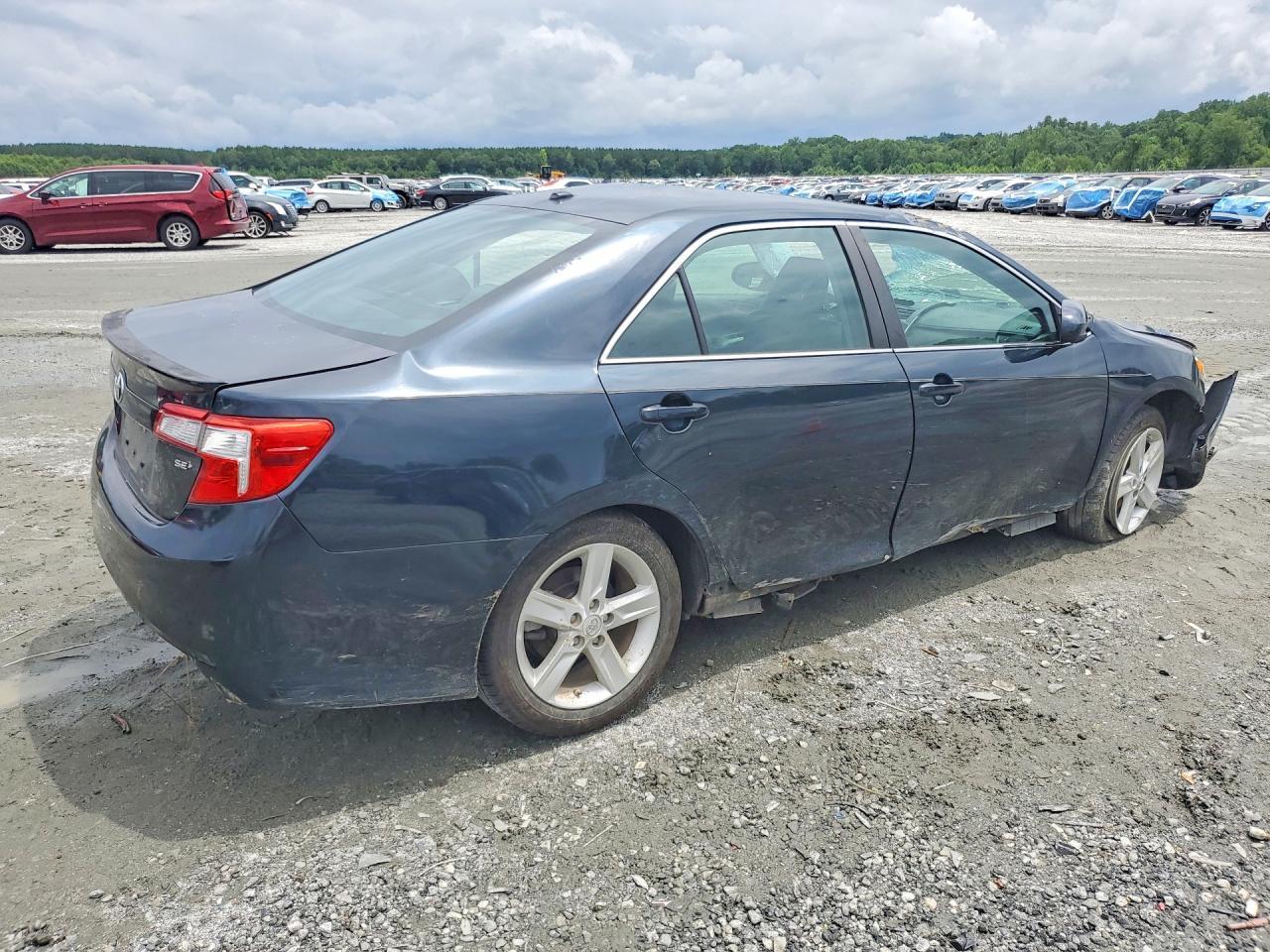 2014 Toyota Camry Se - Image 3