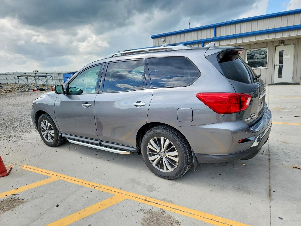 2020 Nissan Pathfinder Sv - Image 2