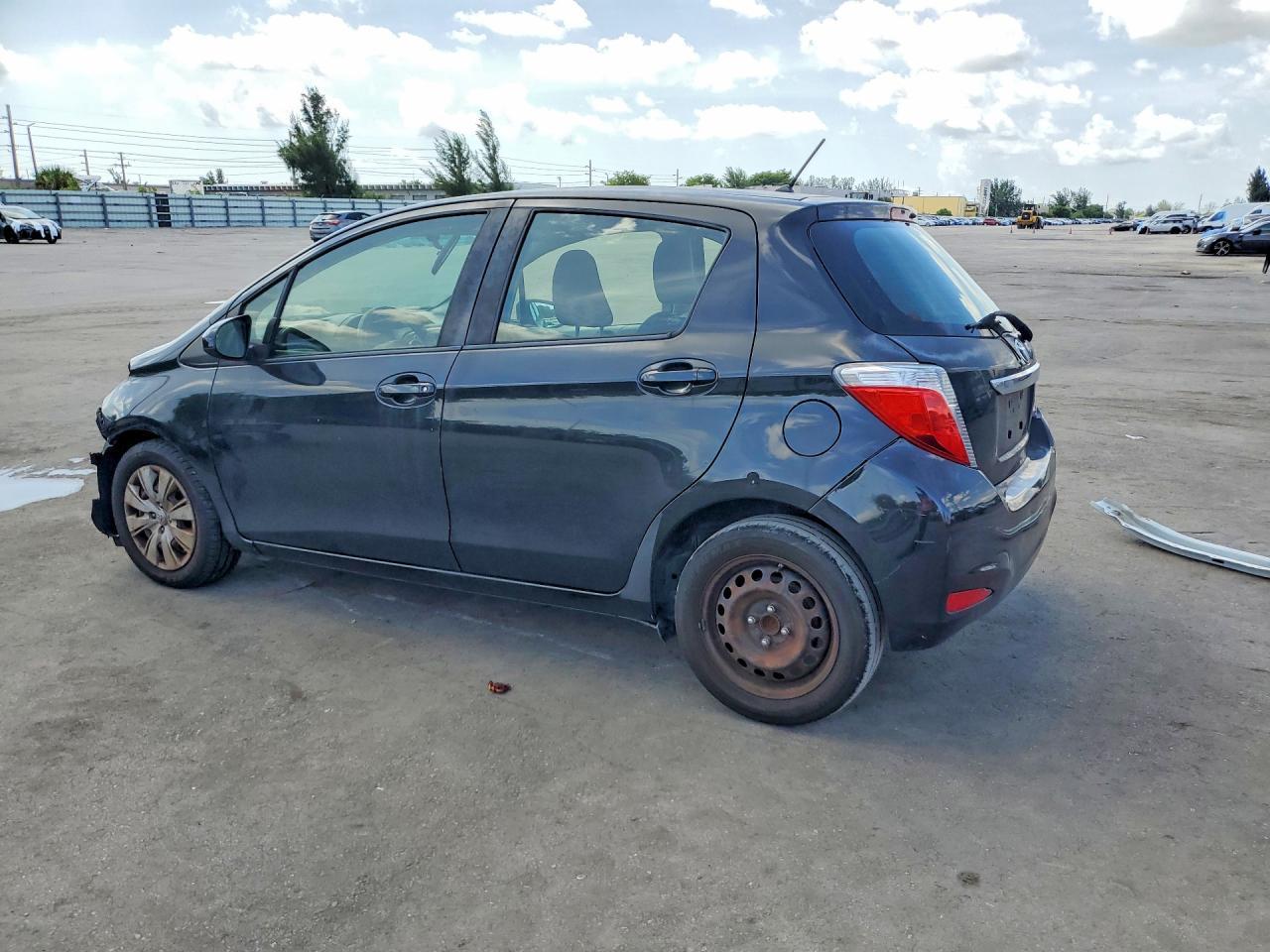 2013 Toyota Yaris 5-Door Le - Фото 2