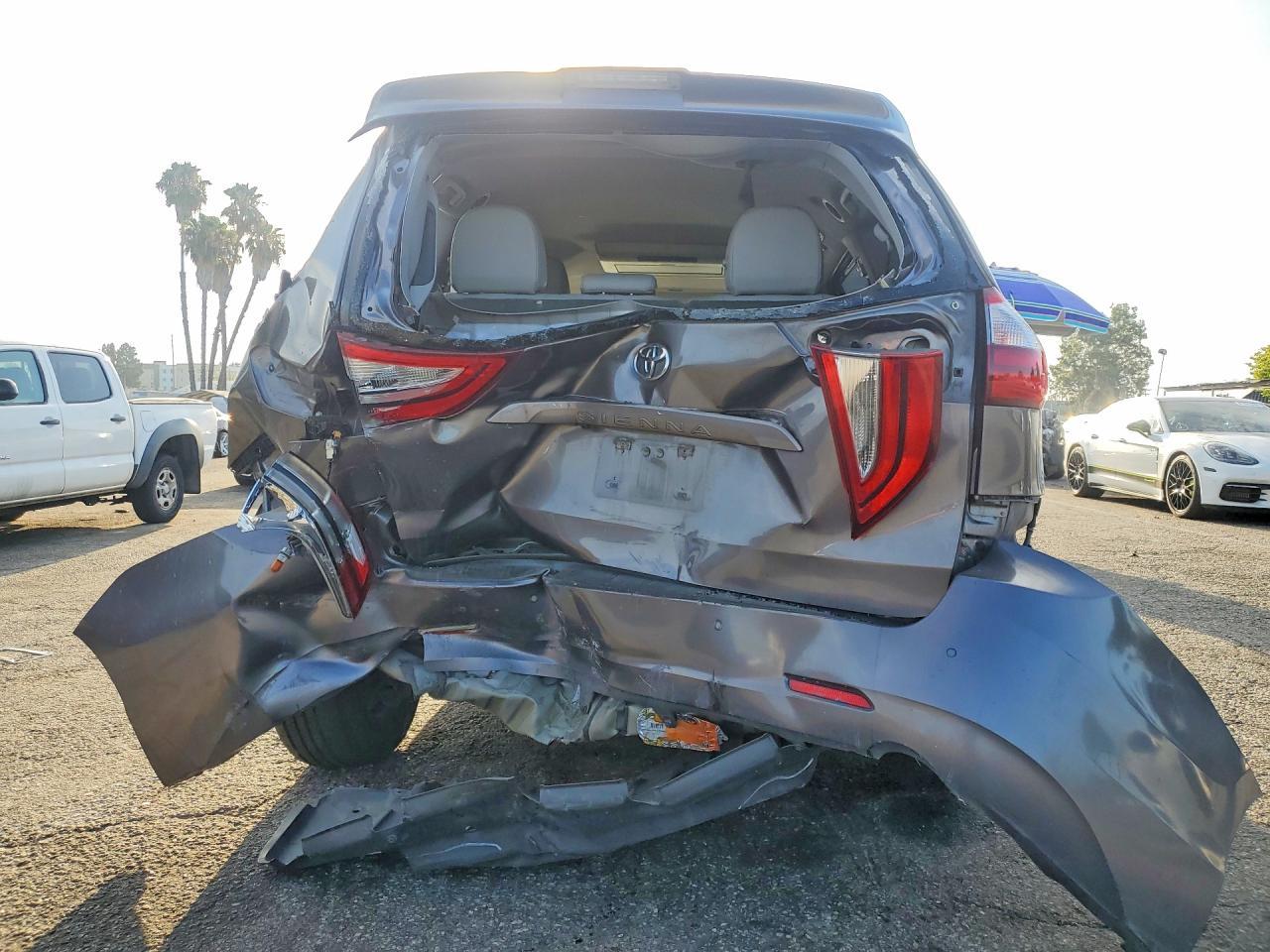 2018 Toyota Sienna Xle Premium 8-Passenger - Image 6