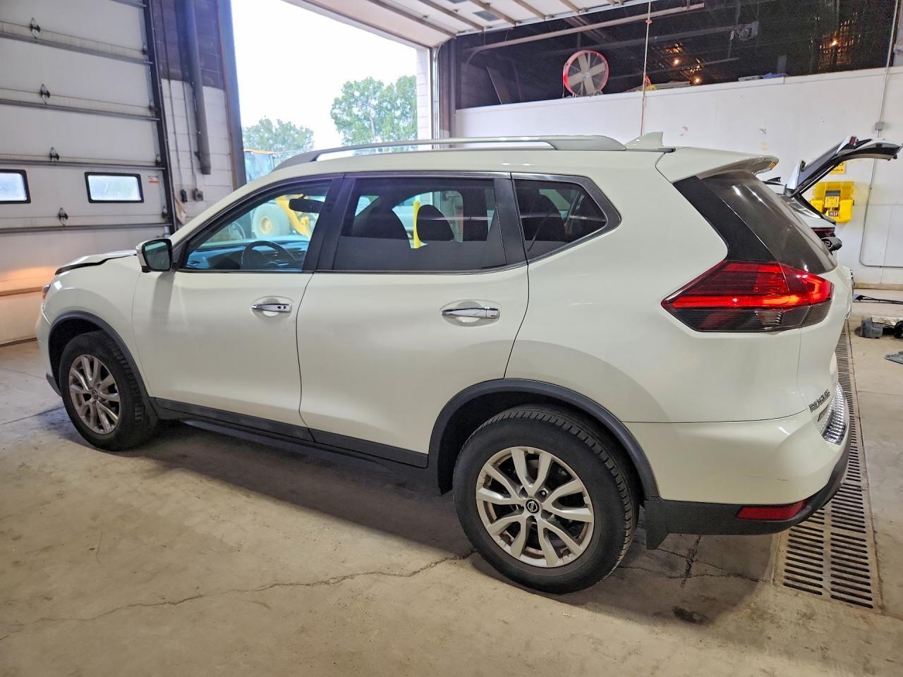 2017 Nissan Rogue Sv - Image 2