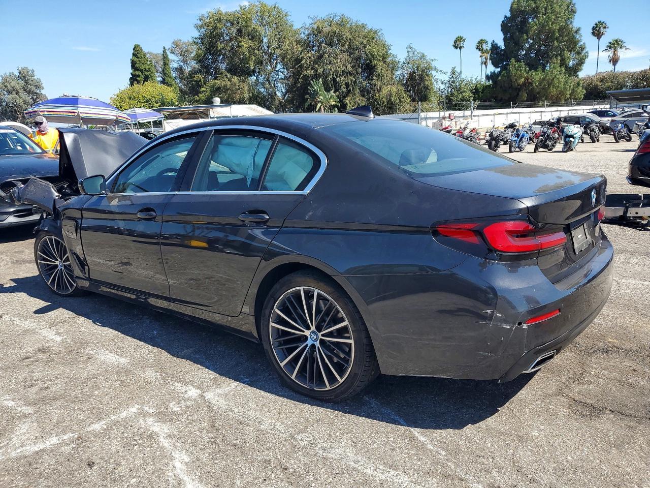 2022 BMW 530E - Фото 2