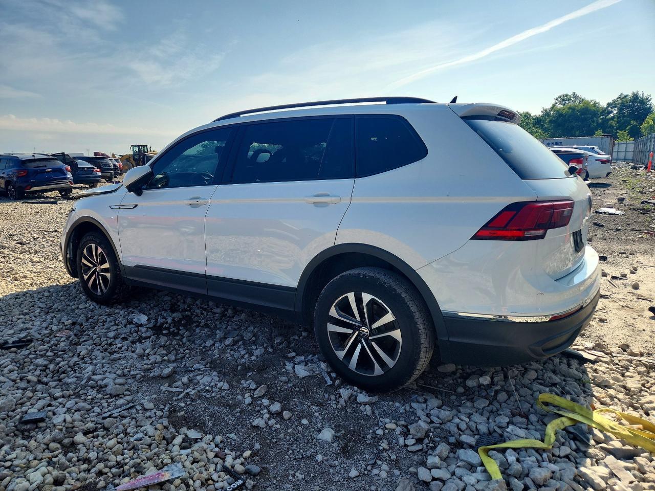 2022 Volkswagen Tiguan S - Фото 2