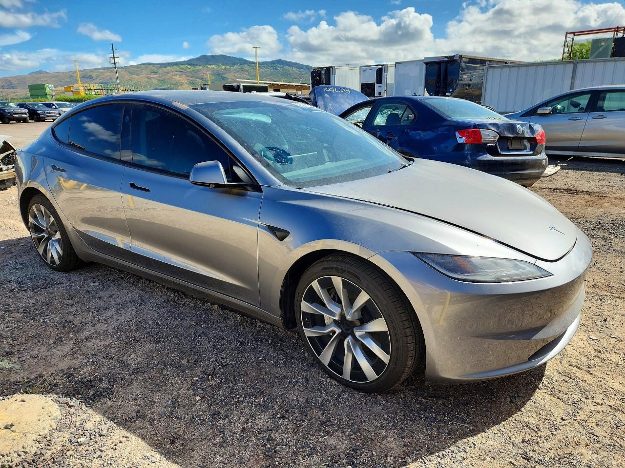 2025 Tesla Model 3 - Фото 4