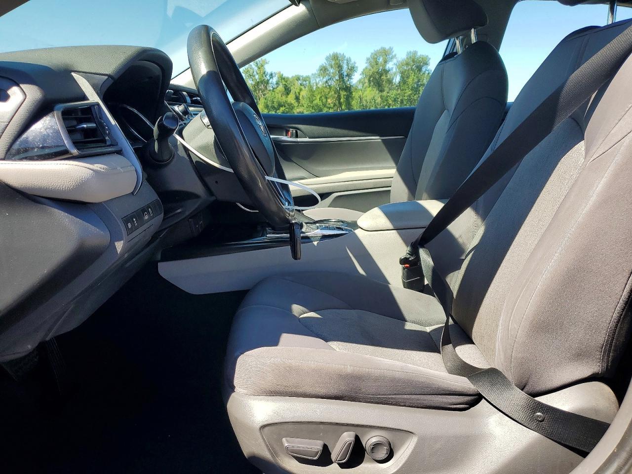 2020 Toyota Camry Le - Фото 7