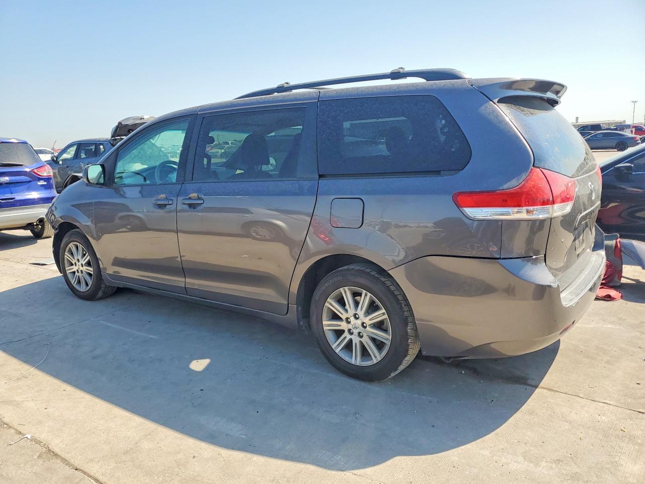 2013 Toyota Sienna Le - Фото 2
