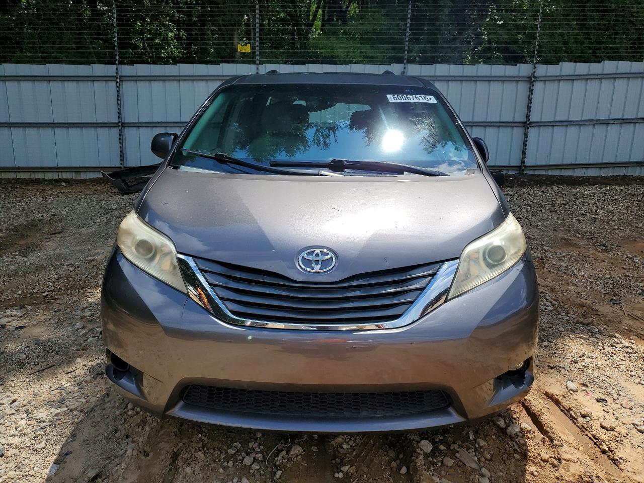 2011 Toyota Sienna Xle 8-Passenger - Фото 5