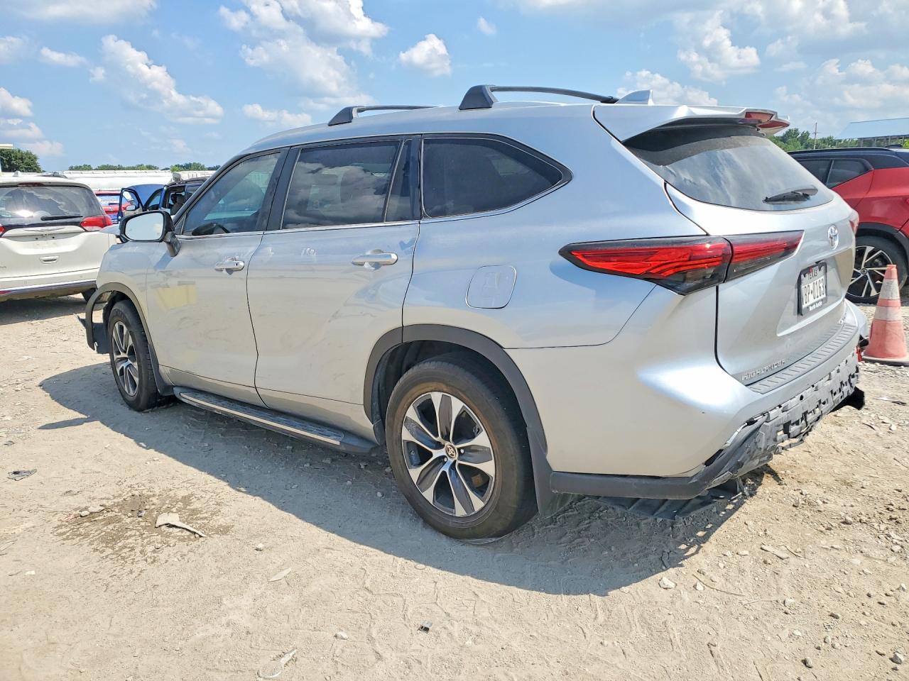 2024 Toyota Highlander Xle - Image 2