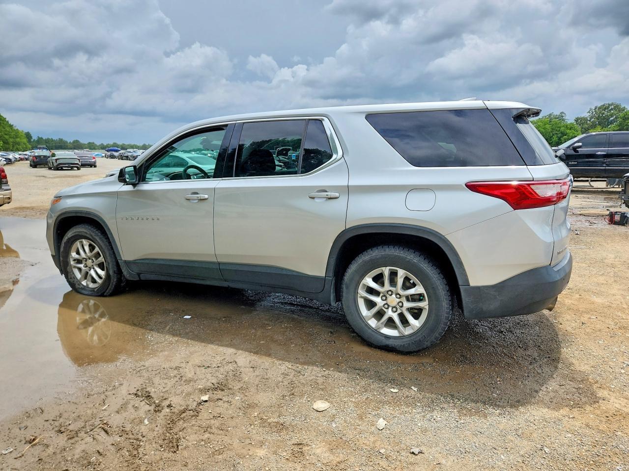 2018 Chevrolet Traverse Ls - Фото 2
