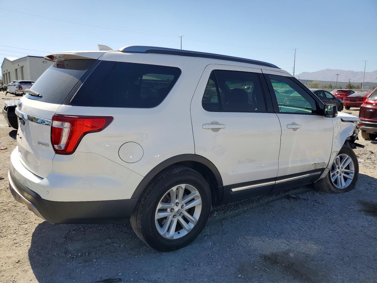 2017 Ford Explorer Xlt - Image 3