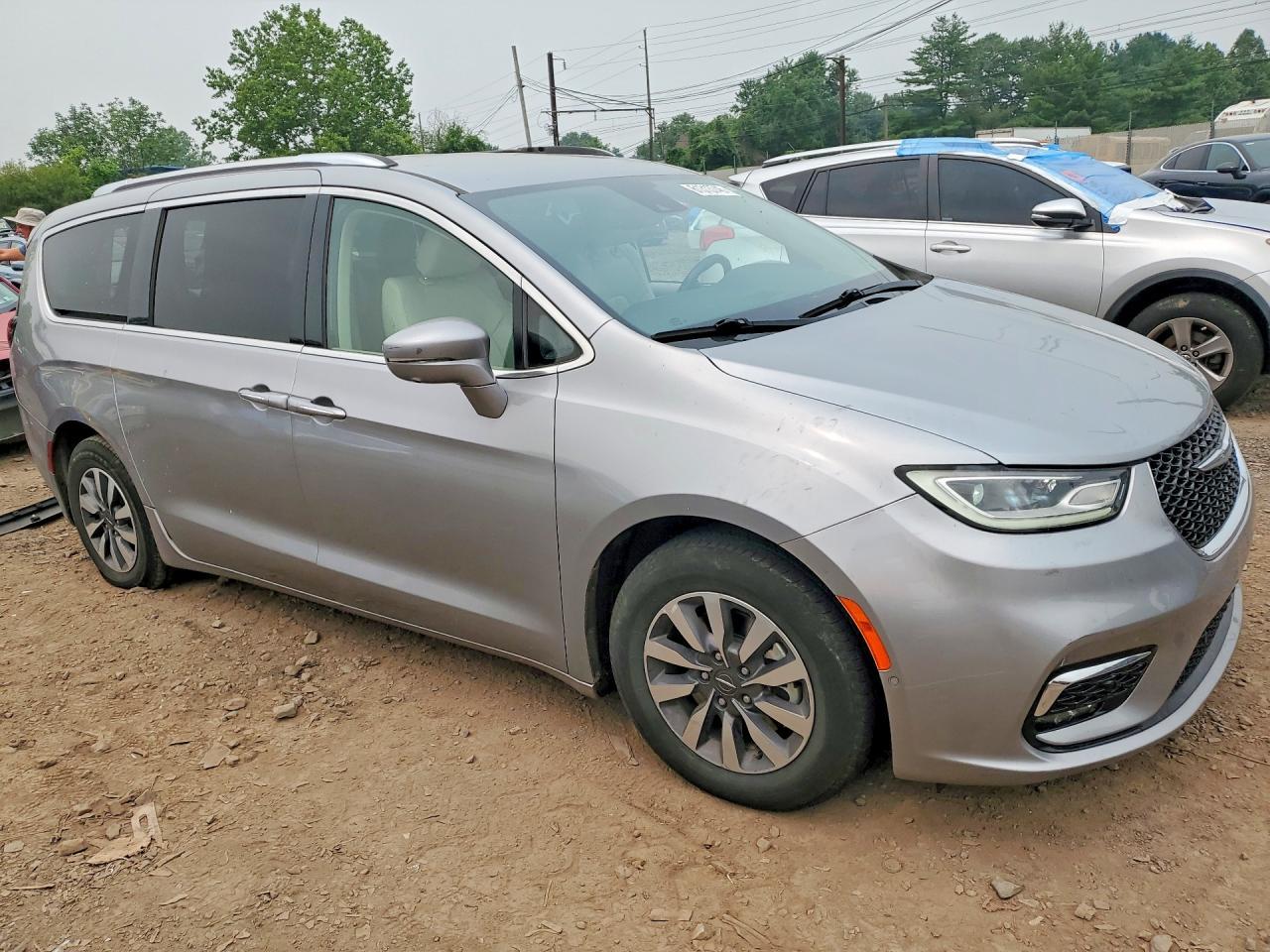 2021 Chrysler Pacifica Hybrid Touring L - Image 4