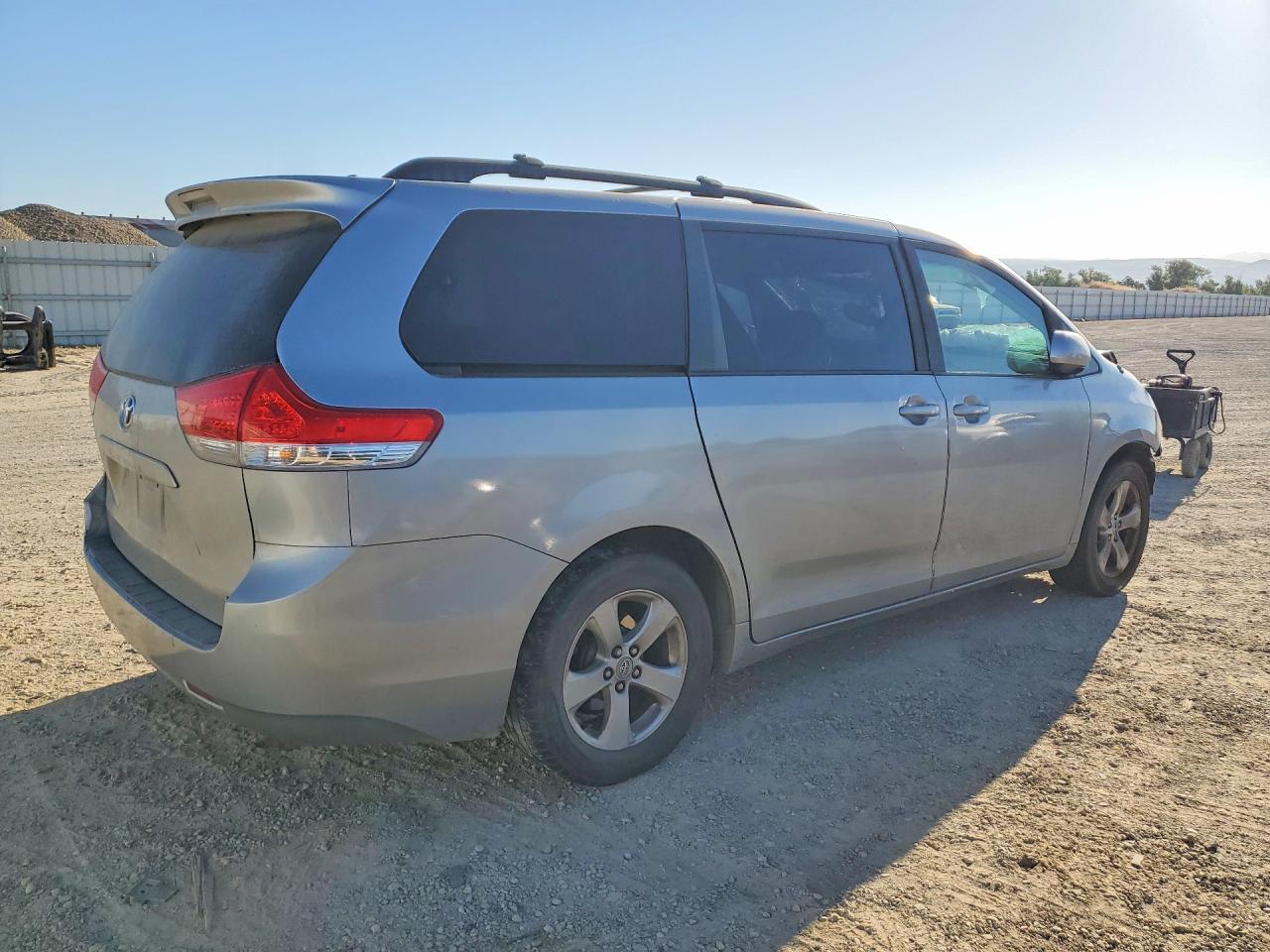2012 Toyota Sienna - Фото 3