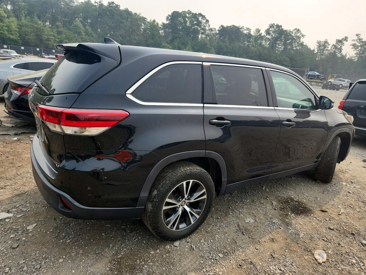 2019 Toyota Highlander Le Plus - Image 3