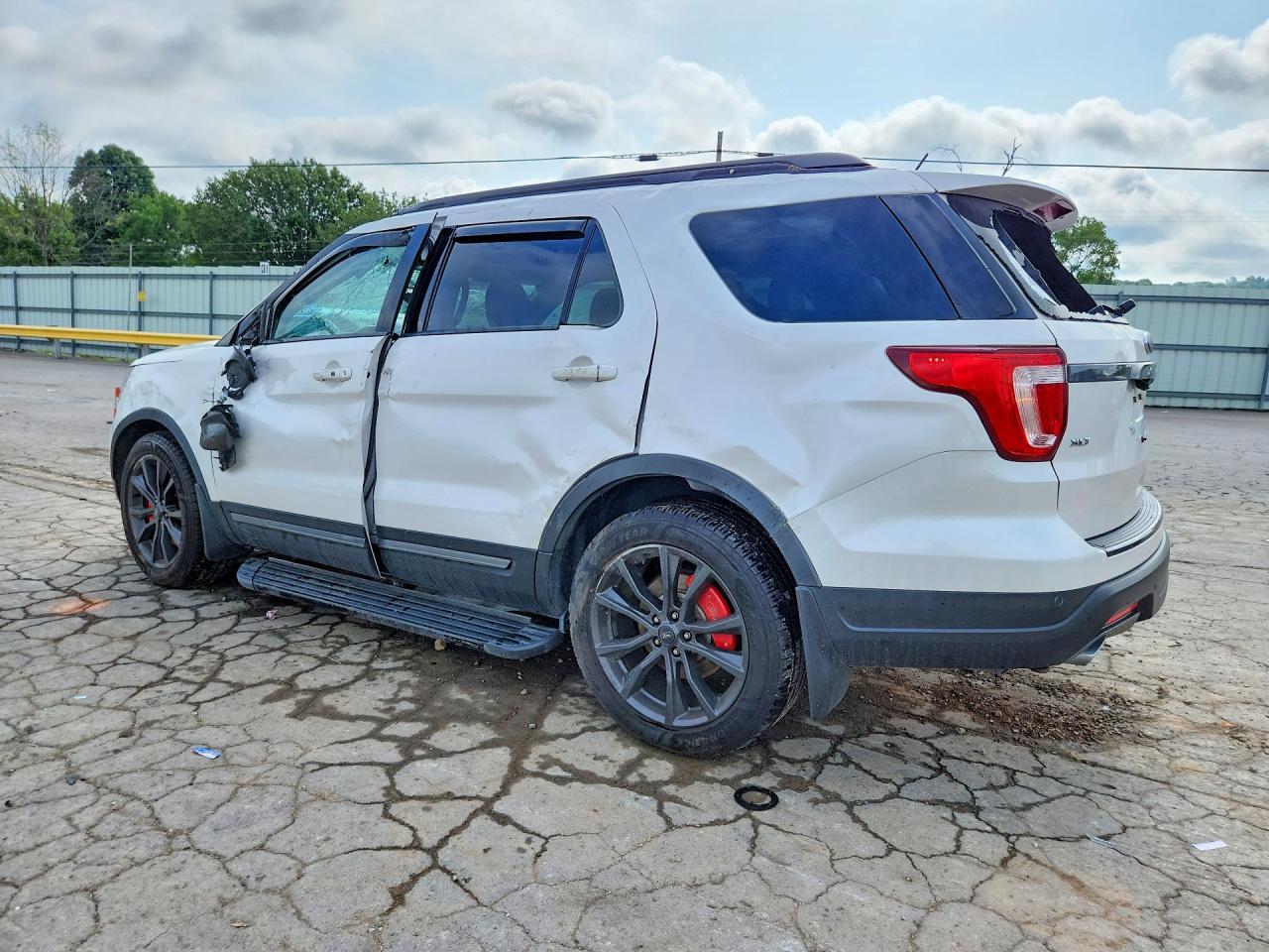 2018 Ford Explorer Xlt - Image 2