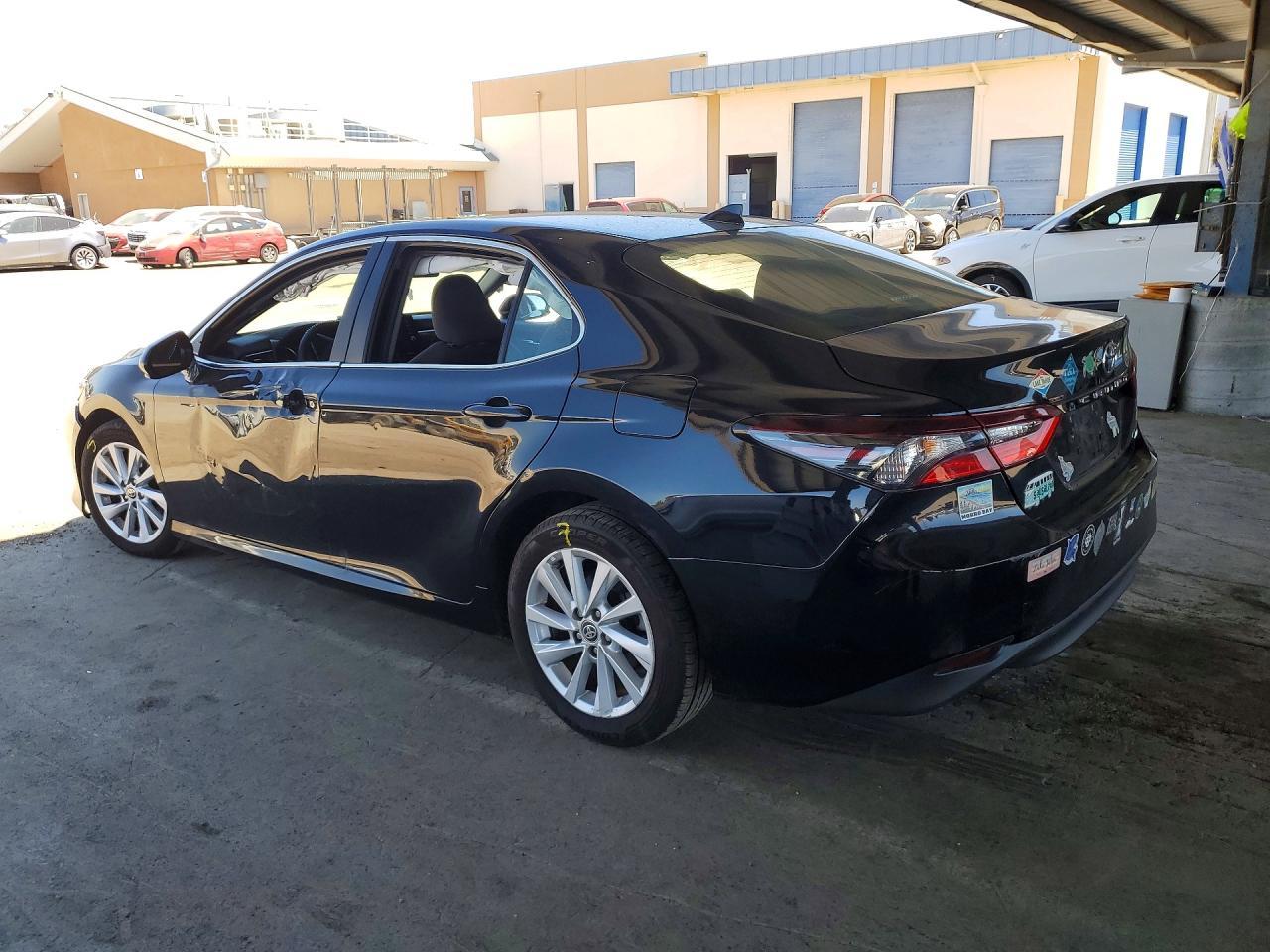 2023 Toyota Camry Le - Фото 2