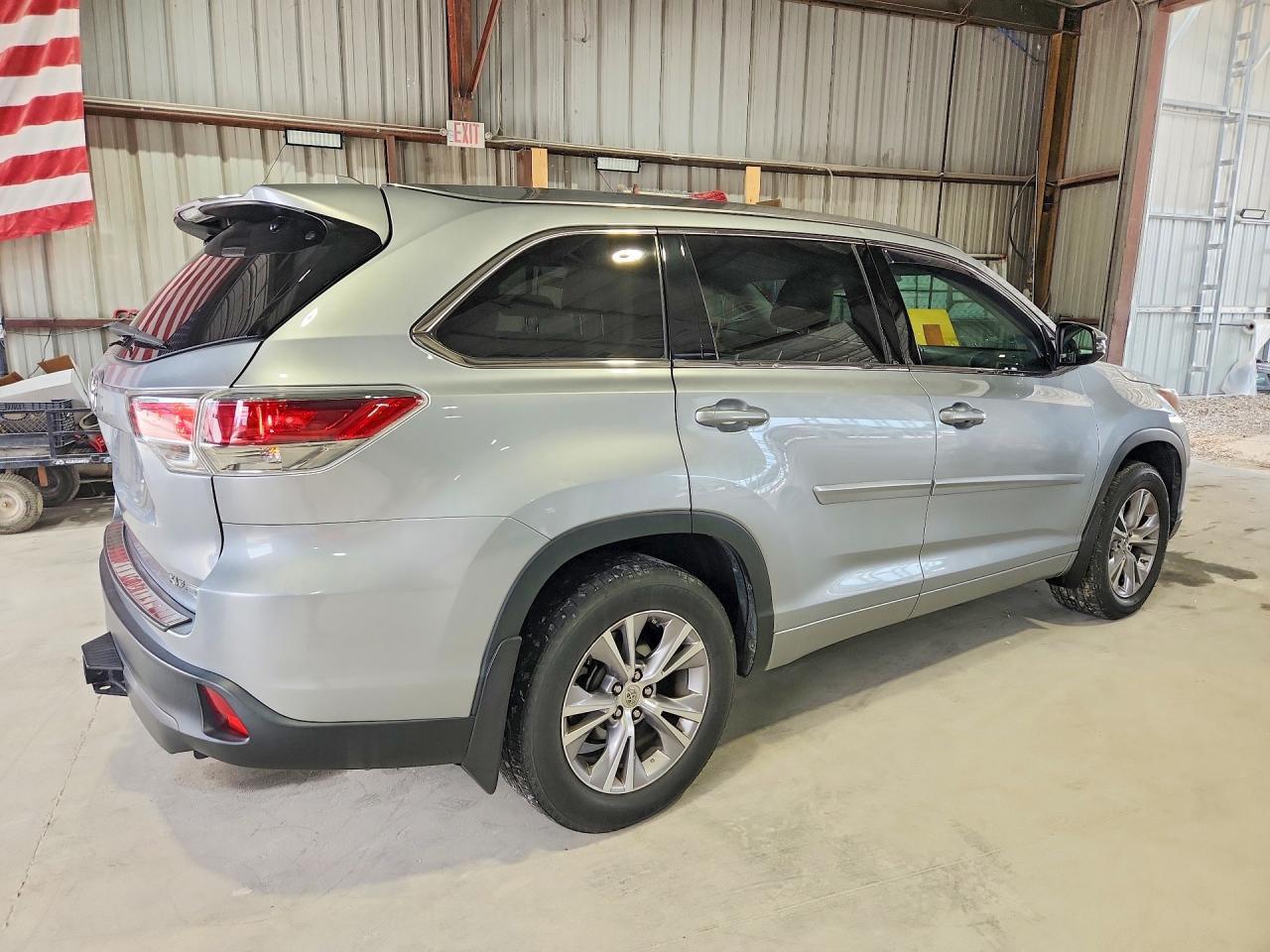 2015 Toyota Highlander Xle - Image 3