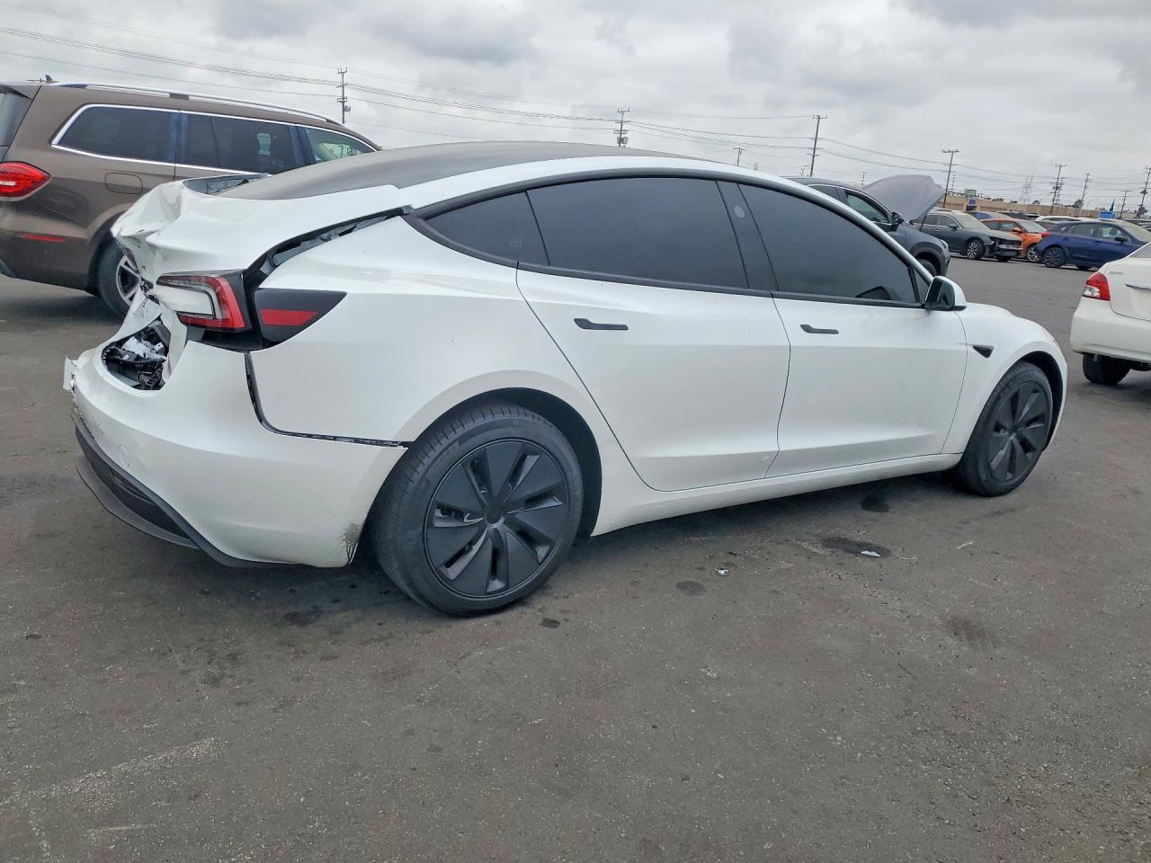 2025 Tesla Model 3 - Фото 3