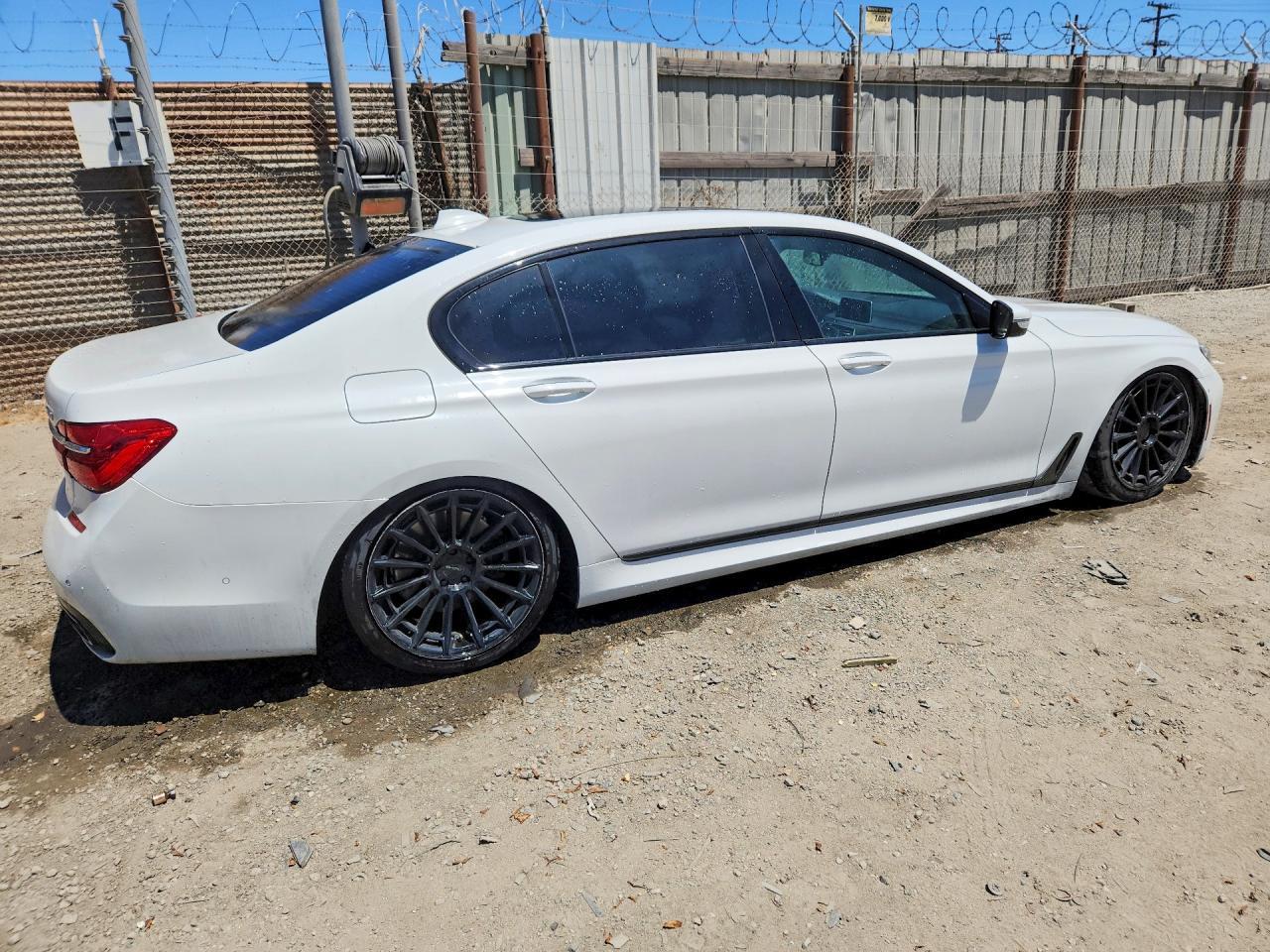 2016 BMW 750 Xi - Image 3