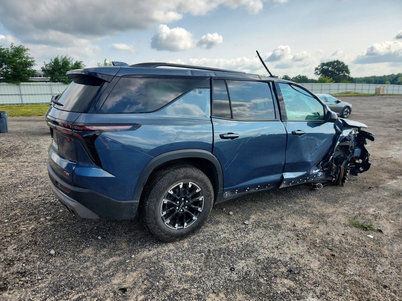 2024 Chevrolet Traverse Lt Z71 - Image 3