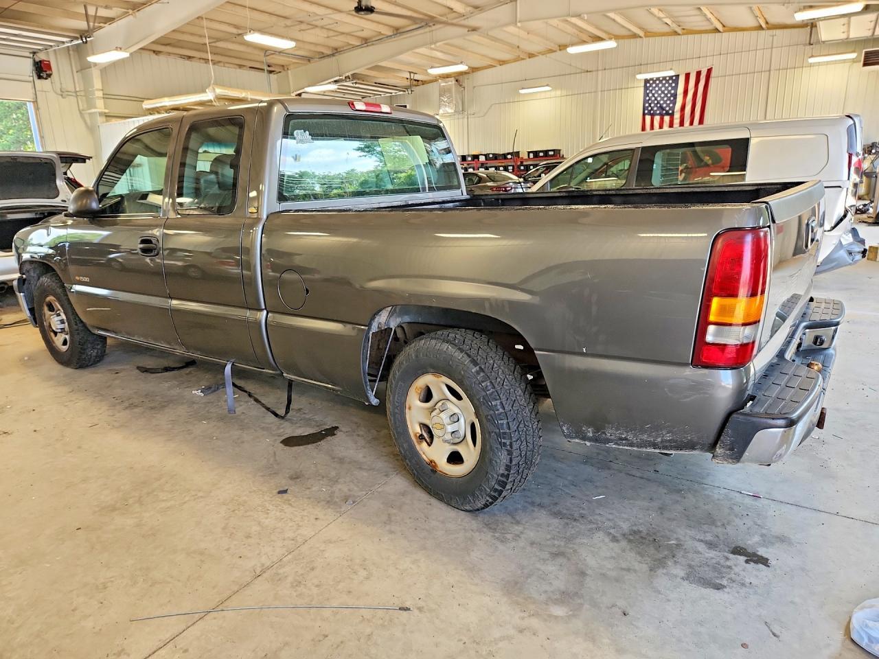 2002 Chevrolet Silverado C1500 - Image 2