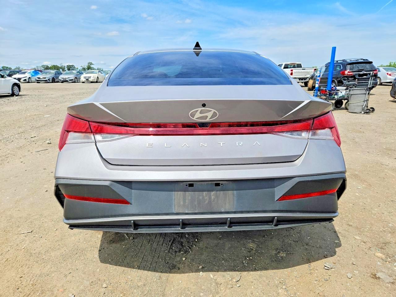 2025 Hyundai Elantra Se - Image 6