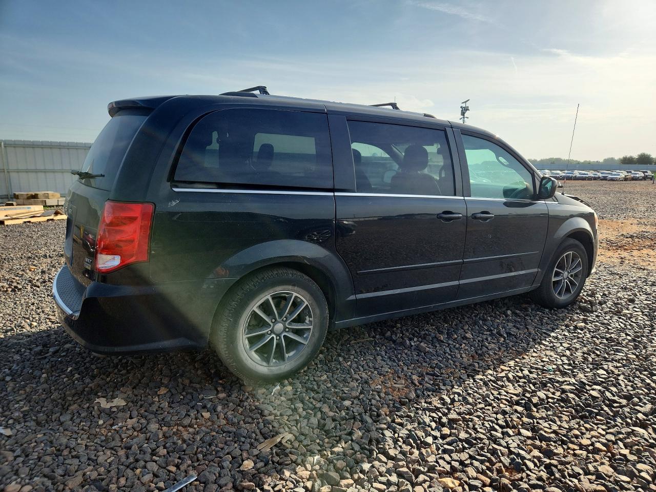2017 Dodge Grand Caravan Sxt - Image 3