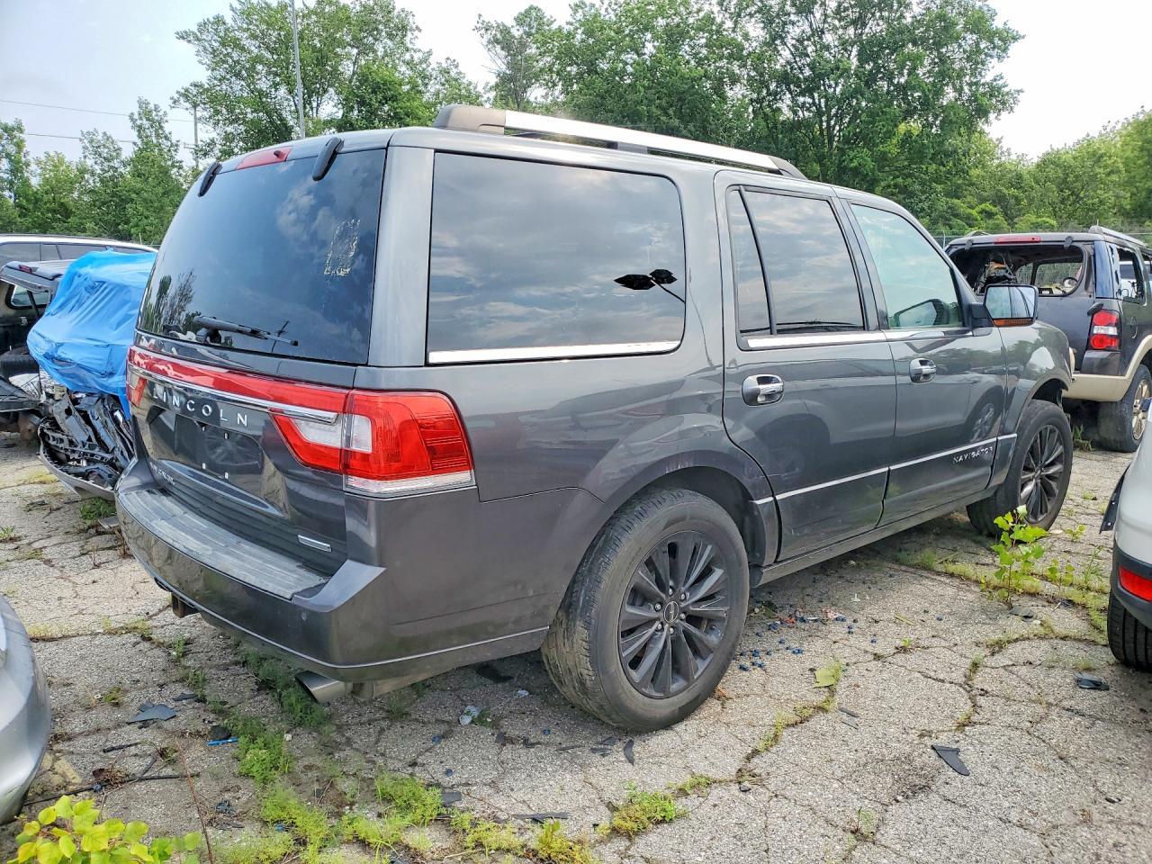 2015 Lincoln Navigator - Image 3